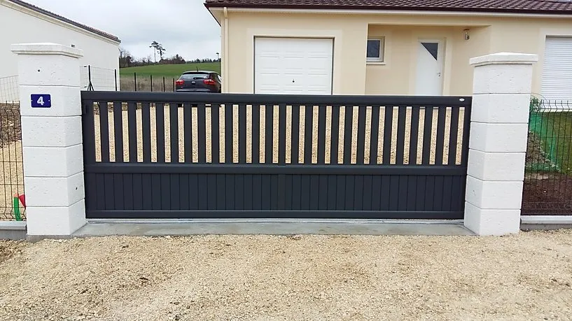 Installation de clôtures et portillons pour vos extérieurs Aménagement d’un accès extérieur avec portail et séparation de jardin